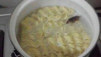 Masak mie instan paling enak sebagai penolong lapar saat tengah malam. Tetapi jika kejatuhan kecoa seperti ini, apa yakin masih mau dilanjut makannya? Foto: Twitter/jowoshitpost