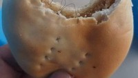 Baru mulai menggigit roti isi yang empuk, ada benda asing yang bikin nafsu makan hilang. Sejumput rambut atau bulu ini untung saja belum tertelan. Foto: Twitter/jowoshitpost