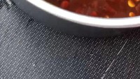 Rasa belum lengkap jika makan tanpa sambal. Tetapi jika melihat ada kecoa dalam sambal seperti ini lebih baik jika makan dengan rasa hambar saja. Foto: Twitter/jowoshitpost