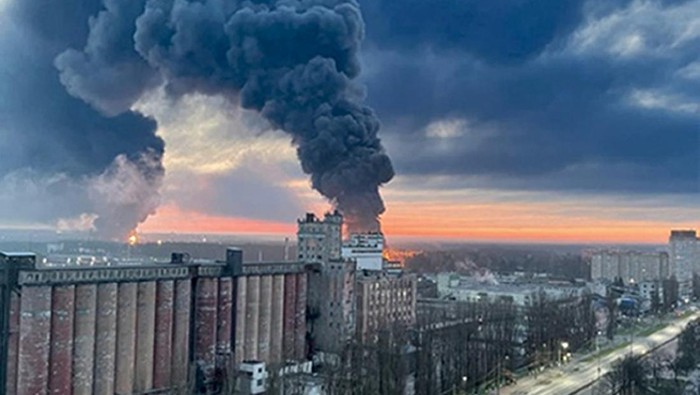 Fasilitas penyimpanan minyak di wilayah Bryansk, Rusia barat, terbakar. Kebakaran itu terjadi saat Rusia menuduh Ukraina memborbardir wilayahnya.