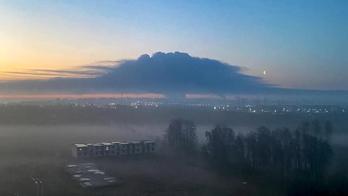 Masih Perang, Fasilitas Penyimpanan Minyak Rusia di Bryansk Terbakar Fasilitas penyimpanan minyak di wilayah Bryansk, Rusia barat, terbakar. Kebakaran itu terjadi saat Rusia menuduh Ukraina memborbardir wilayahnya.