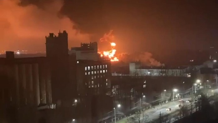 Fasilitas penyimpanan minyak di wilayah Bryansk, Rusia barat, terbakar. Kebakaran itu terjadi saat Rusia menuduh Ukraina memborbardir wilayahnya.