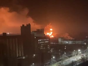 Masih Perang, Fasilitas Penyimpanan Minyak Rusia di Bryansk Terbakar