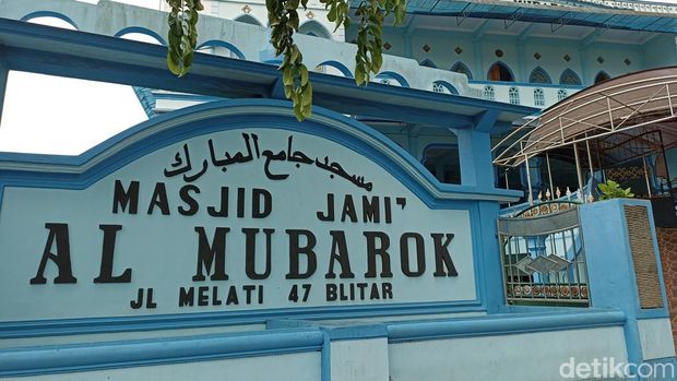 Masjid Al-Mubarok Kota Blitar yang kerap disebut Masjid Biru
