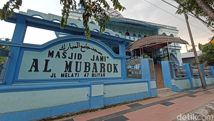 Masjid Al-Mubarok Kota Blitar yang kerap disebut Masjid Biru