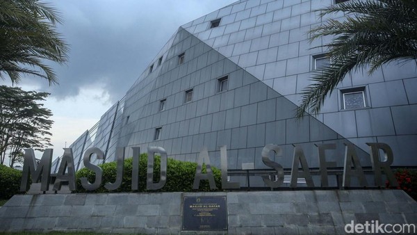 Salah satunya Masjid Al-Safar di Km 88 Tol Purbaleunyi menuju Jakarta.
