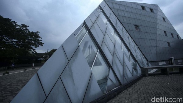 Terlebih masjid ini tidak memiliki kubah di atasnya, Masjid ini merupakan hasil desain Gubernur Jawa Barat, Ridwan Kamil.