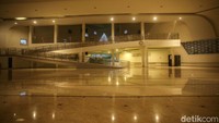 Selain tanpa tiang, konsep tempat jemaah perempuan beribadah dibuat lebih tinggi dengan desain mezzanine. Untuk menuju tempat salat jamaah perempuan dibuat jalur menanjak, tanpa anak tangga (ramp).