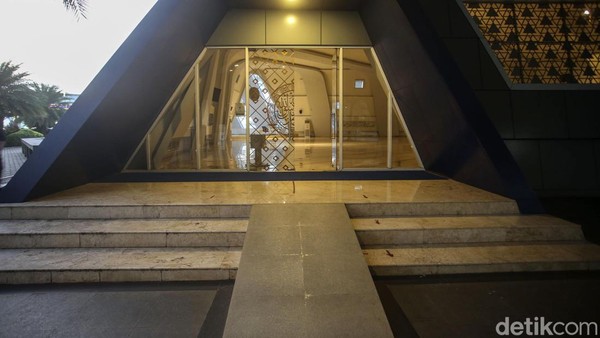 Desain jalan menanjak sebagai jalur berpindah lantai juga pernah dipakai tim Urbane saat merancang Museum Peringatan Tsunami di Banda Aceh.