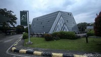 Rest area di dalam tol menjadi tempat istirahat bagi para pengguna kendaraan, kini bukan hanya fasilitas yang dibuat nyaman namun masjidnya pun dibuat secara unik.