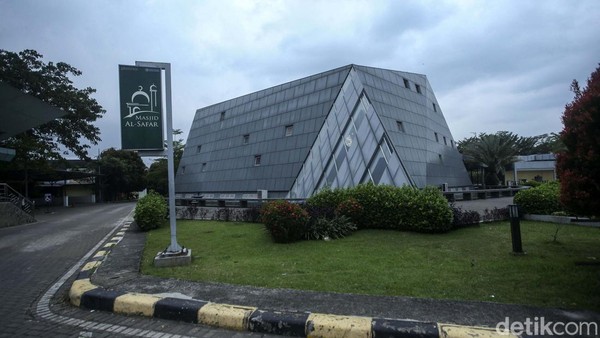 Rest area di dalam tol menjadi tempat istirahat bagi para pengguna kendaraan, kini bukan hanya fasilitas yang dibuat nyaman namun masjidnya pun dibuat secara unik. Rest area di dalam tol menjadi tempat istirahat bagi para pengguna kendaraan, kini bukan hanya fasilitas yang dibuat nyaman namun masjidnya pun dibuat secara unik.