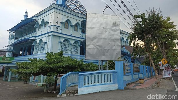 Masjid Biru Al-Mubarok di Kota Blitar