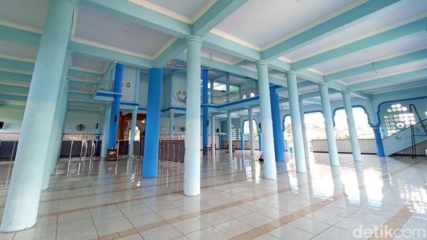 Masjid Biru Al-Mubarok di Kota Blitar