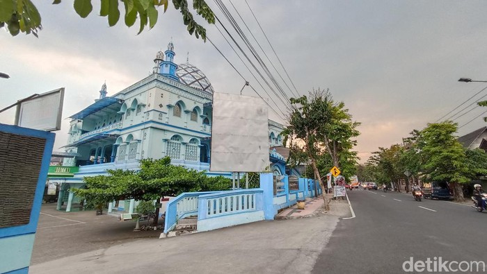 Masjid Biru Al-Mubarok di Kota Blitar