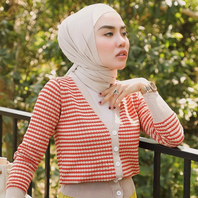 Hijab pashmina menjadi andalan Medina Zein sehari-hari. Ia mengenakan hijab pashmina dengan inner hijab bahan kaus yang diikat rapi ke belakang. Kembali berhijab, Medina pun berpose OOTD dengan memakai cardigan. Foto: Instagram @medinazein92