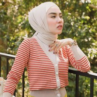 Hijab pashmina menjadi andalan Medina Zein sehari-hari. Ia mengenakan hijab pashmina dengan inner hijab bahan kaus yang diikat rapi ke belakang. Kembali berhijab, Medina pun berpose OOTD dengan memakai cardigan. Foto: Instagram @medinazein92