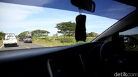 Selain itu, jalur ini memiliki jalan yang lurus dan mulus sepanjang pantai selatan Jawa Tengah hingga Yogyakarta tepatnya di Bandara International Yogyakarta. Kondisi jalan yang mulus dan cukup sepi membuat pengendara dapat memacu kendaraan hingga 80 km/jam.