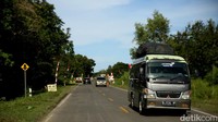 Sejumlah kendaraan melintasi Jalan Lintas Selatan Jawa di Kebumen, Jawa Tengah. Diketahui, Kementerian Pekerjaan Umum dan Perumahan Rakyat (PUPR) pada akhir tahun lalu sudah merampungkan peningkatan kualitas tiga ruas di jalur Pantai Selatan Jawa (Pansela) yang kini siap digunakan untuk arus mudik 2022.