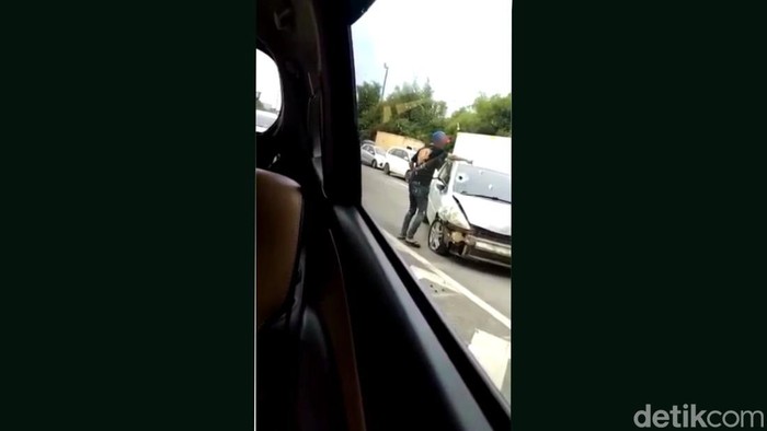 Momen polisi menyergap kriminal di Tol Pasirkoja, Kota Bandung