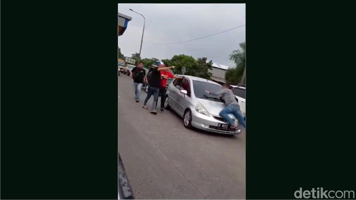 Momen polisi menyergap kriminal di Tol Pasirkoja, Kota Bandung