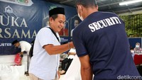 Paket bukber juga dibagikan untuk tenaga keamanan (security) di sekitar komplek. Selain itu, pengurus RT 4 dan RW 13 Modernhill juga turut menghadiri buka bersama dan turut membagikan paket bukber.