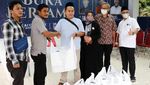 Momen Warga Pondok Cabe Berbagi 1.000 Paket Bukber
