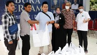 Warga Neo Agathis Modernhill Pondok Cabe, Tangerang Selatan, membagikan 1.000 paket buka bersama untuk masyarakat yang membutuhkan di sekitar Pondok Cabe. Diketahui, acara ini diadakan di Balai Warga Neo Agathis, Modernhill, Senin (25 April 2022) bekerja sama dengan Konfederasi Serikat Pekerja Seluruh Indonesia.