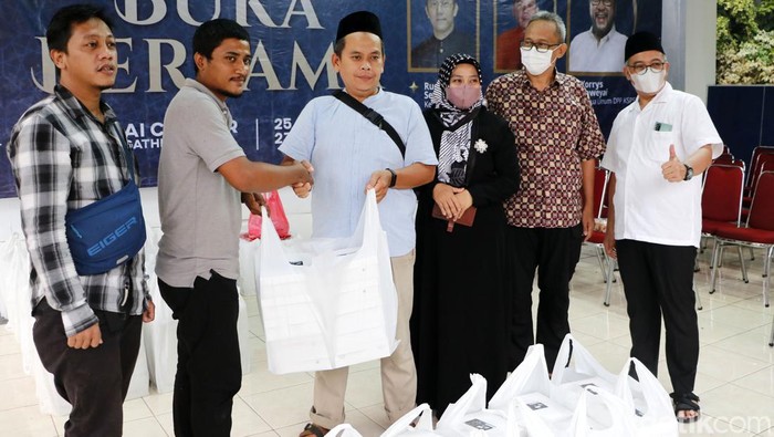 Warga Neo Agathis Modernhill Pondok Cabe, Tangsel, bagikan 1.000 paket bukber. Paket diberikan kepada masyarakat yang membutuhkan di sekitar Pondok Cabe.