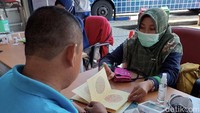 Tampak seorang sopir bus menjalani tes buta warna.