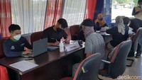 Pemeriksaan kesehatan itu meliputi pemeriksaan fisik, kadar gula, darah, asam urat, kolestrol, skrining HIV, buta warna dan pemeriksaan kesehatan lainnya. 