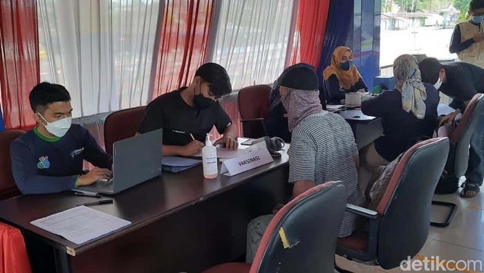 Mudik 2022, Sopir Bus di Sukabumi Jalani Pemeriksaan Kesehatan Puluhan sopir bus di Terminal Tipe A KH Ahmad Sanusi, Kota Sukabumi jalani pemeriksaan kesehatan. Hal ini dilakukan jelang puncak arus mudik 2022.