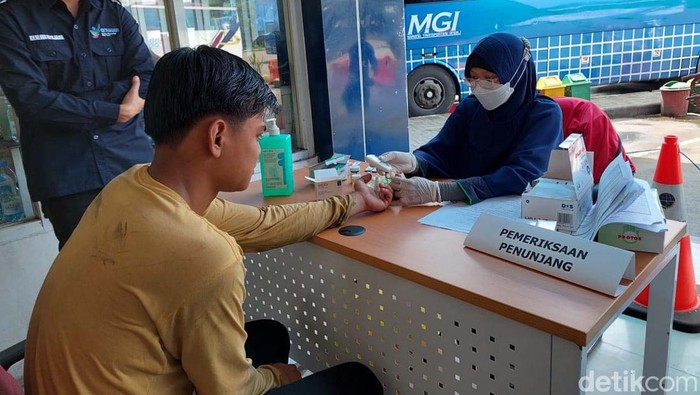 Mudik 2022, Sopir Bus di Sukabumi Jalani Pemeriksaan Kesehatan Puluhan sopir bus di Terminal Tipe A KH Ahmad Sanusi, Kota Sukabumi jalani pemeriksaan kesehatan. Hal ini dilakukan jelang puncak arus mudik 2022.