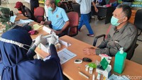 Menjelang puncak arus mudik Lebaran, puluhan sopir bus di Terminal Tipe A KH Ahmad Sanusi, Kota Sukabumi jalani pemeriksaan kesehatan yang dilakukan Dinas Kesehatan (Dinkes) Kota Sukabumi.