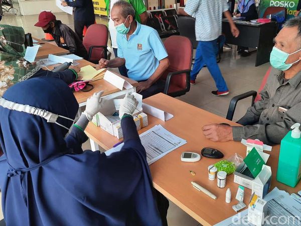 Mudik 2022, Sopir Bus di Sukabumi Jalani Pemeriksaan Kesehatan