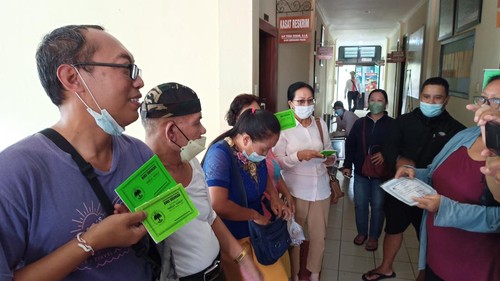 Nasabah koperasi sembilan-sembilan saat mendatangi Mapolres Tabanan