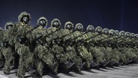 Personel militer ambil bagian dalam parade militer malam hari untuk memperingati 90 tahun berdirinya Tentara Revolusioner Rakyat Korea.
