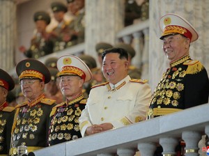 Penampilan Kim Jong Un Bermasker Usai Korut Konfirmasi Kasus Covid-19