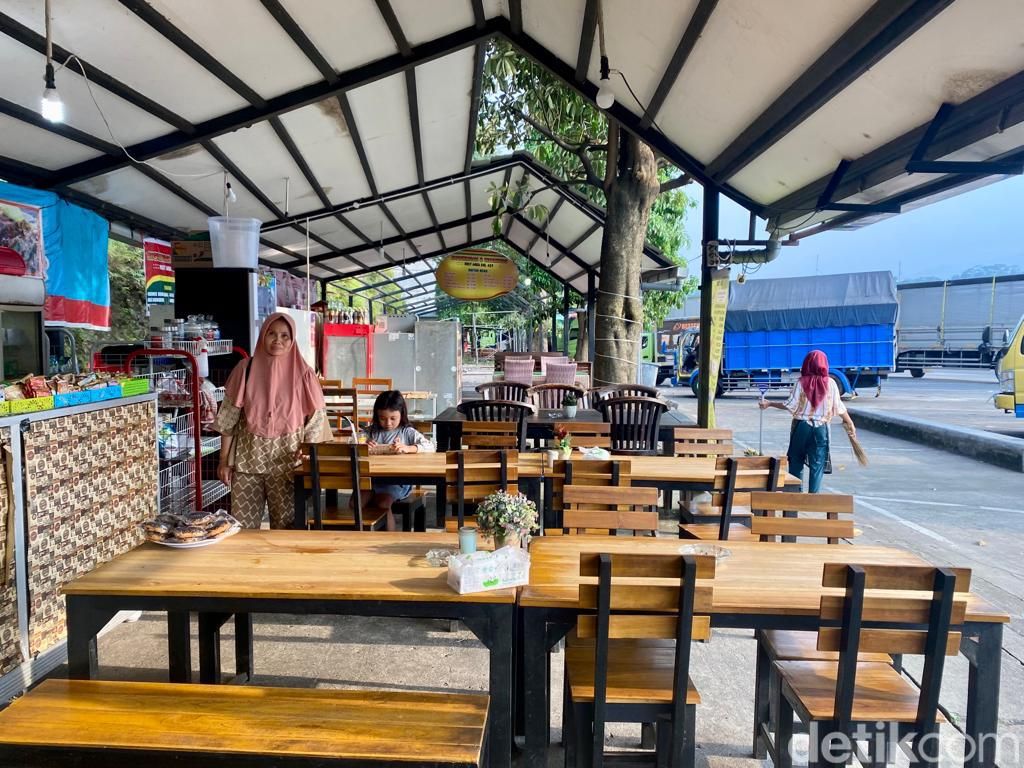 Omzet warung Lamongan di rest area KM 429 Semarang capai Rp 150 juta