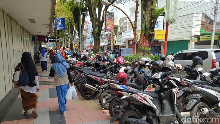 Dishub Magelang gunakan trotoar untuk parkir sepeda motor selama arus mudik, Selasa (26/4/2022).