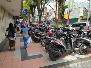 Jalan Ramai Pemudik, Dishub Magelang Gunakan Trotoar untuk Parkir Motor