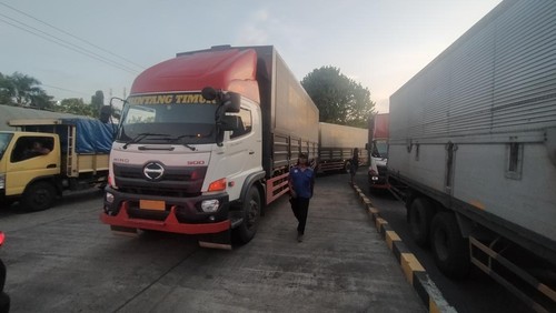Antrean truk logistik di pintu masuk Pelabuhan Gilimanuk Bali, Senin (25/4/2022)