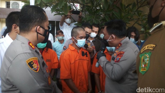 Kapolda saat bertanya ke salah satu tersangka berumur 18 tahun ke atas (Datuk Haris Molana)
