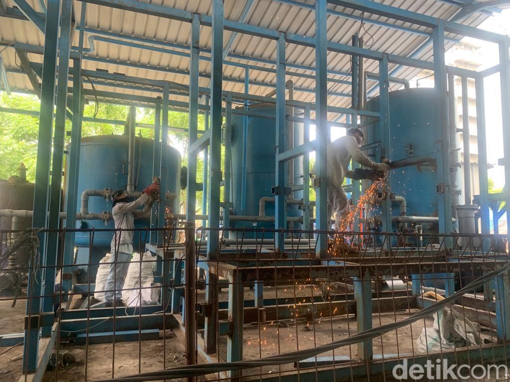 Pembongkaran Water Treatment Plant (WTP) atau Instalasi Pengolahan Air (IPA) di Rusun City Garden, 26 April 2022. (Mulia Budi/detikcom)