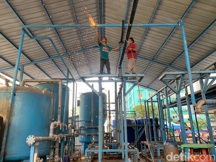 Pembongkaran water treatment plant (WTP) di Rusun City Garden, Jakbar, 26 April 2022. (Mulia Budi/detikcom)