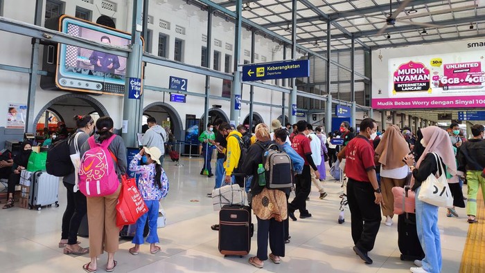 Pemudik di Stasiun Senen (Nahda-detikcom)