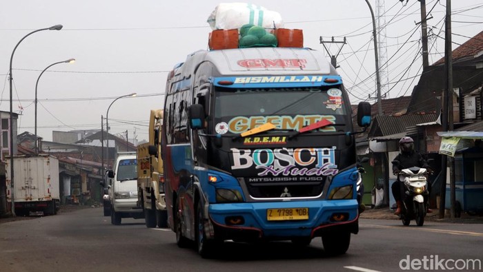 Arus lalu lintas di kawasan Nagreg, Kabupaten Bandung, mulai ramai pemudik di H-6 Lebaran 2022. Pemudik motor terlihat mendominasi jalur Nagreg.