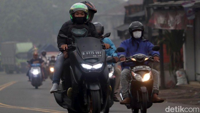 Arus lalu lintas di kawasan Nagreg, Kabupaten Bandung, mulai ramai pemudik di H-6 Lebaran 2022. Pemudik motor terlihat mendominasi jalur Nagreg.