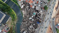 Seperti diketahui kebakaran hebat melanda Pasar Gembrong, Jakarta Timur, Minggu (24/4). Pemadam Kebakaran mencatat jumlah korban terdampak, yakni 450 keluarga atau sekitar 1.000 jiwa.