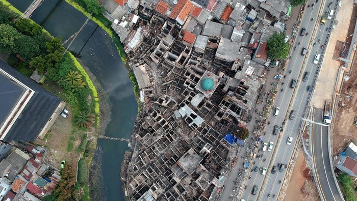 Penampakan Pasar Gembrong dari Udara Pascakebakaran Kebakaran hebat itu menghanguskan 400 bangunan rumah dan pertokoan di 5 RT di RW 01 Pasar Gembrong, Jakarta Timur, Minggu (24/4). Begini kondisinya dari udara.