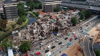 Kebakaran hebat itu menghanguskan 400 bangunan rumah dan pertokoan di 5 RT di RW 01. Kerugian ditaksir mencapai Rp 1,5 miliar. Dugaan sementara, kebakaran Pasar Gembrong disebabkan oleh korsleting listrik yang berasal dari rumah warga.